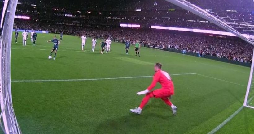 فيديو : حارس ريال مدريد يقوم بأغرب تصدي لضربة جزاء